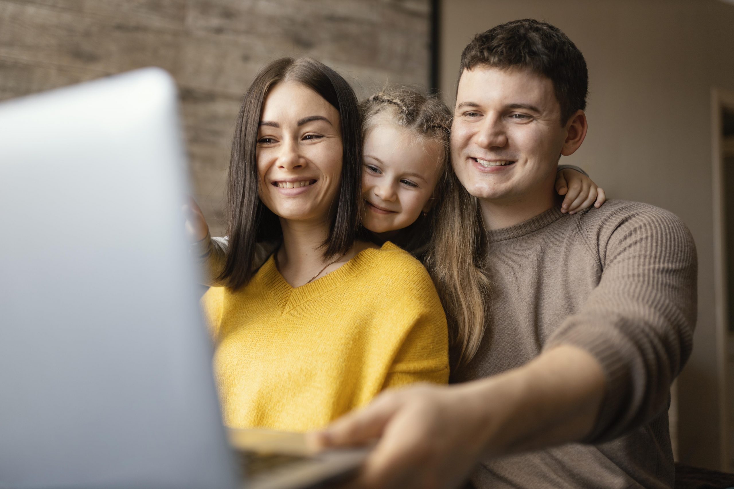 famille heureuse devant un ordinateur